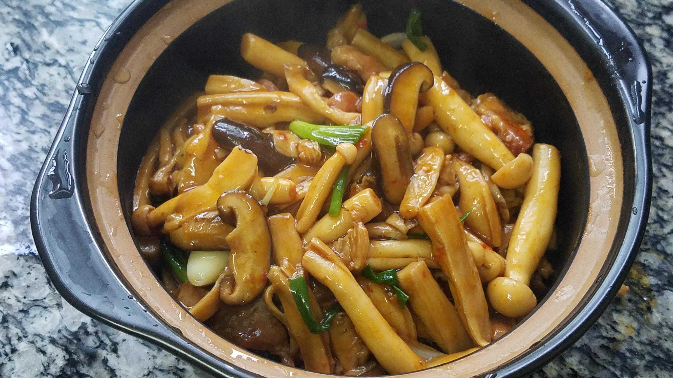 用3种蘑菇做了一道广东美食，味道鲜美又好吃，做法很简单
