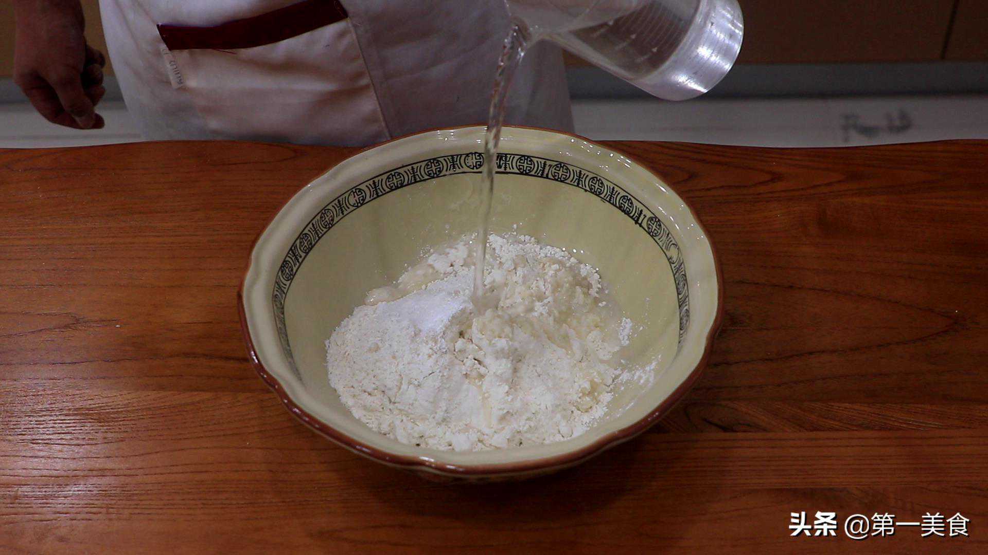 千层饼这样做太好吃了，外酥里嫩香喷喷，一口咬下酥的掉渣