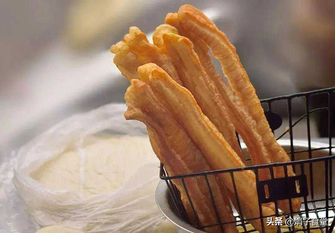 自制健康油条，告诉你做法窍门和详细配方，蓬松酥脆，凉了也不硬