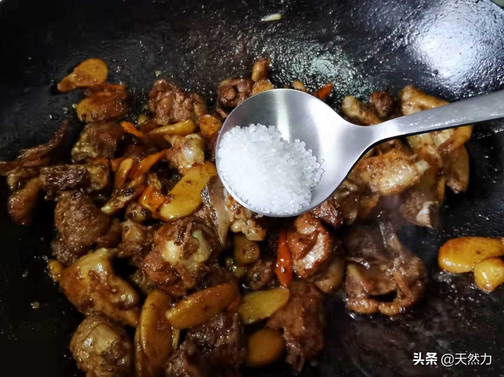 今天又是青菜“出风头”一盘酱拌长豆角让啤酒鸭主动“沦为”配角