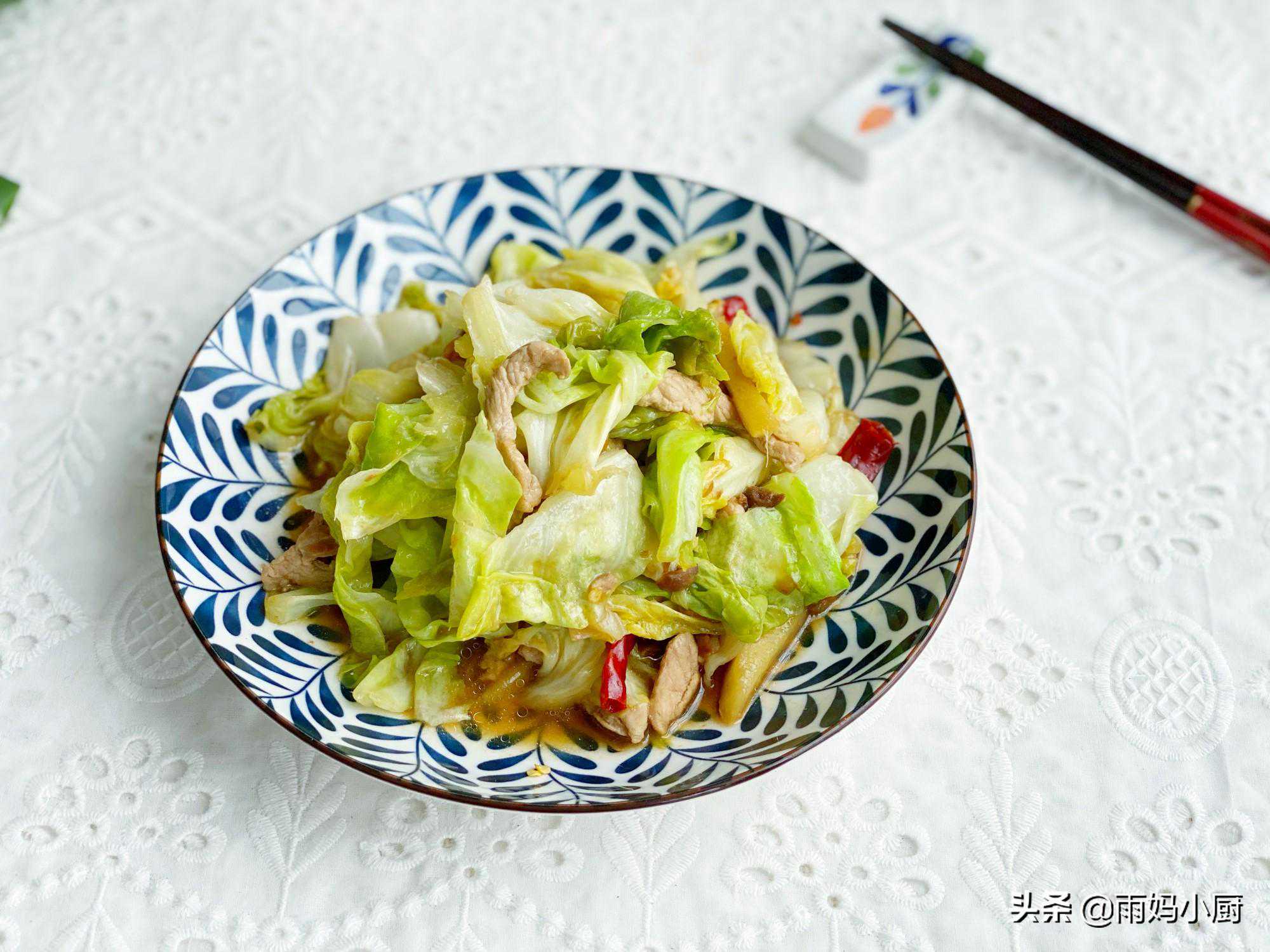 包菜炒肉最家常快手的做法，酱香美味又下饭，上桌一扫而光