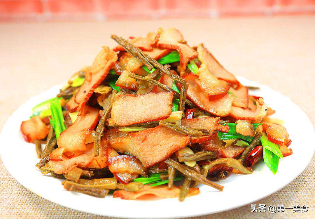 干豆角炒腊肉简直是绝配，鲜香可口，口感软烂，做一盘不够吃