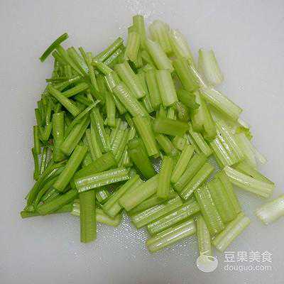 凉拌西芹木耳的做法