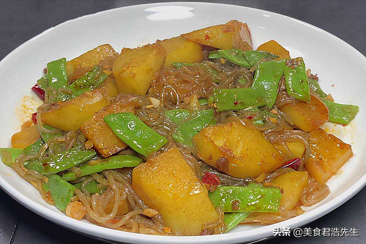 土豆这样做太香了，搭配粉条简简单单炖一锅，比大鱼大肉受欢迎