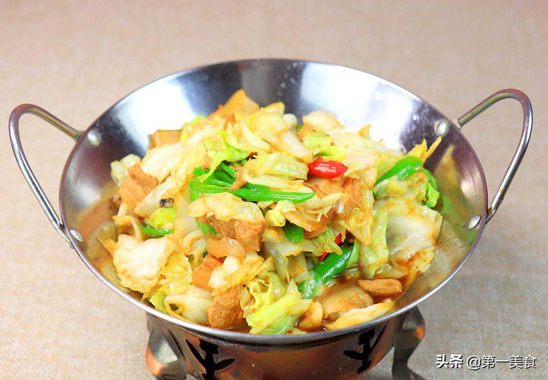 原来包菜炒五花肉也有技巧，先炒哪个很关键，这样做鲜香不油腻
