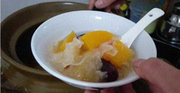 银耳木瓜汤，滋补养颜，汤汁清甜，胶质满满，吃多也不用担心长肉