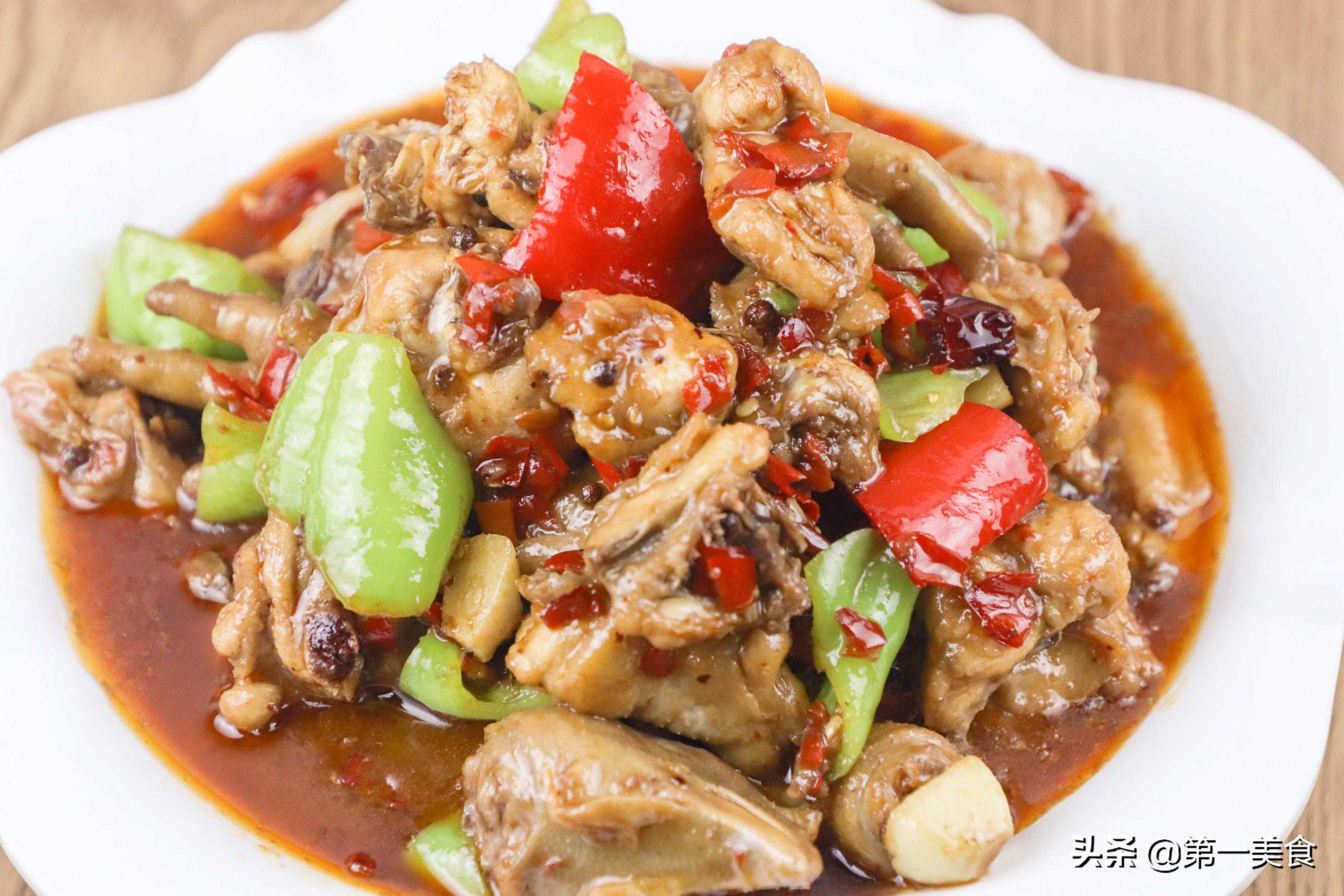 鸡肉如何炒鲜嫩更入味？厨师长总结的技巧都在视频里，收藏了