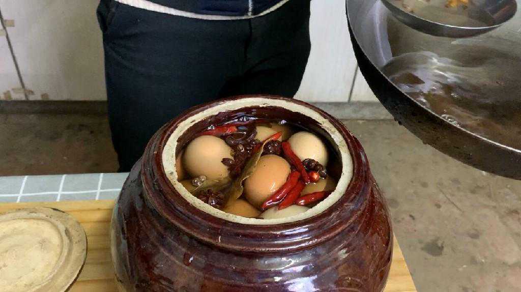 腌鸡蛋时，只会加盐就错了，多加这“2种料”，个个流油又起沙