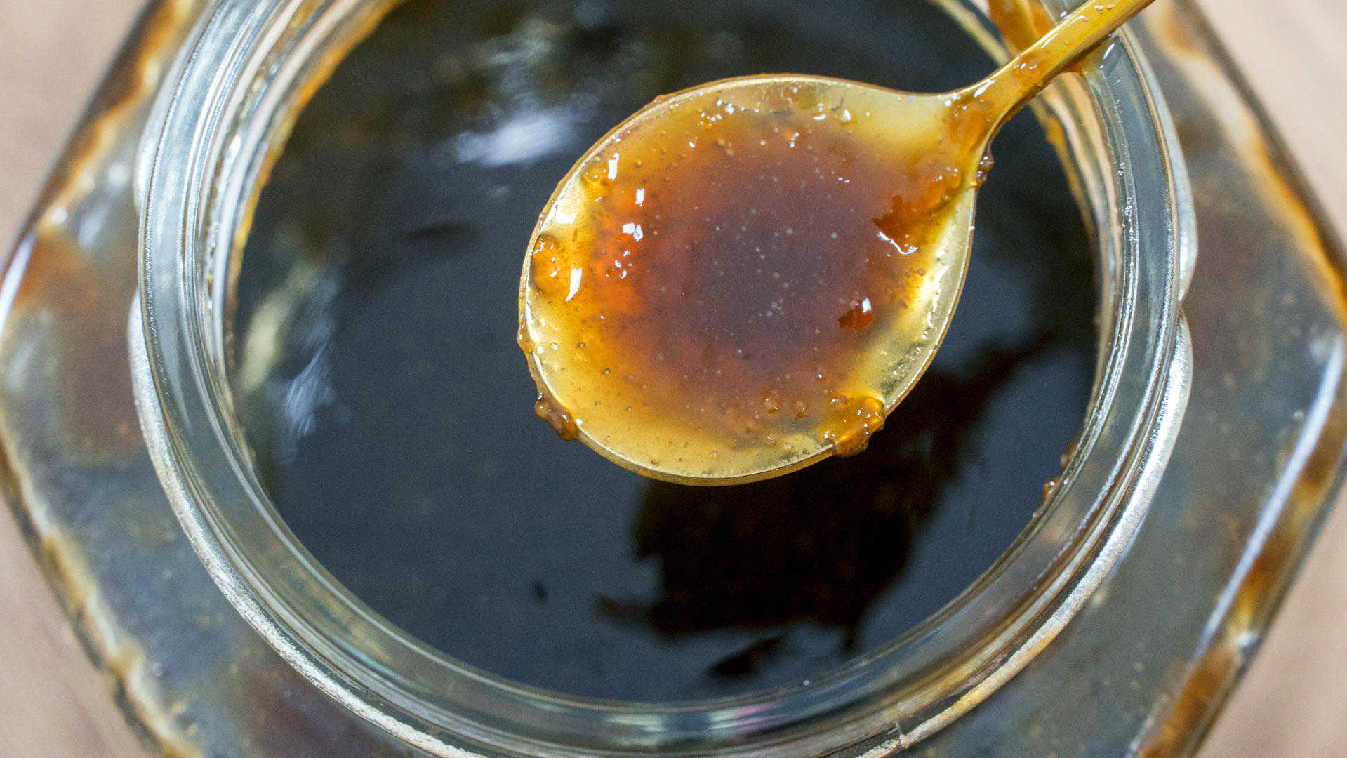 农村姑娘在家熬秋梨膏，6斤梨子就熬一小瓶，储存12个月不会坏