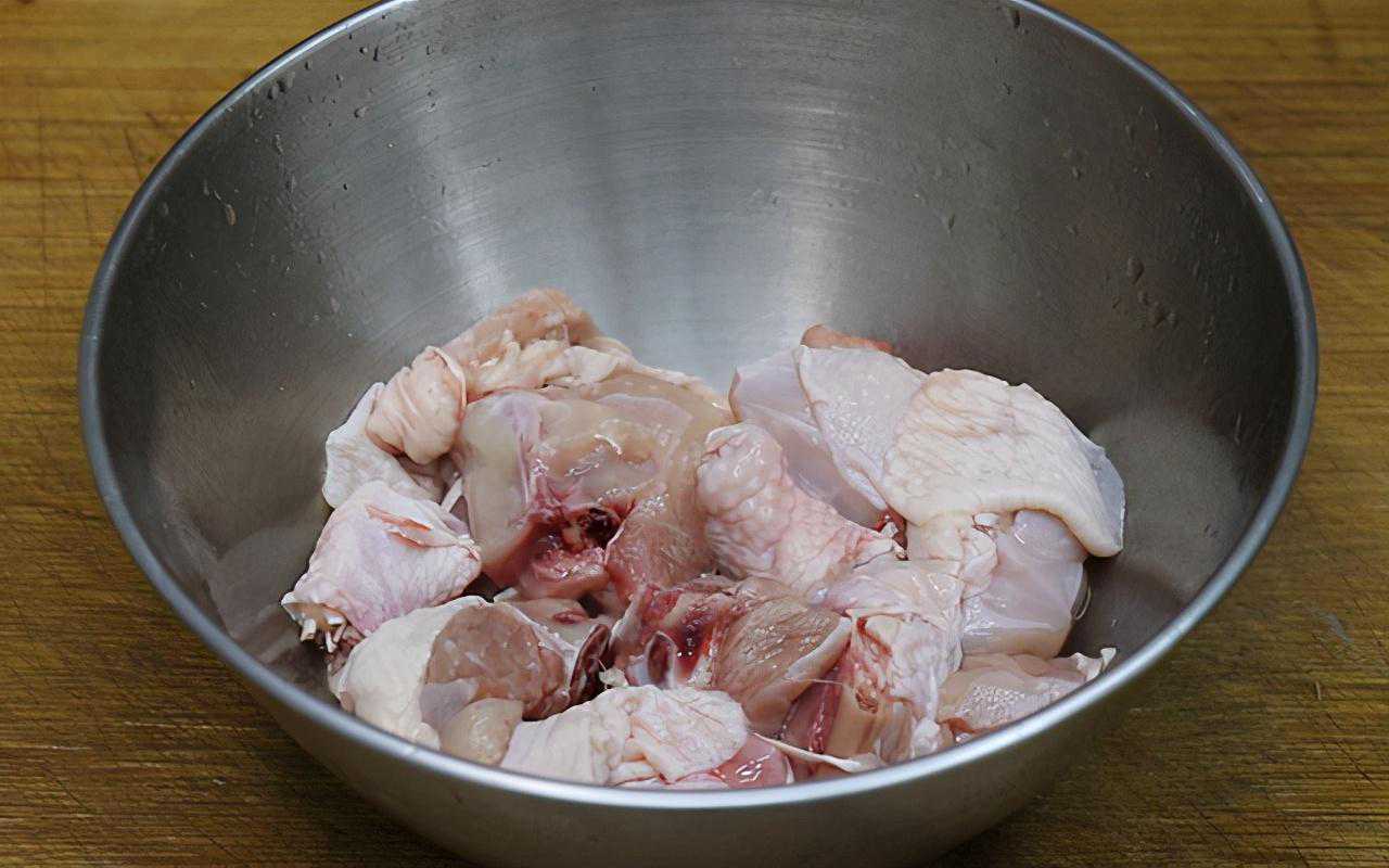 香辣爽口的干锅鸡块，鸡肉鲜嫩入味，做法简单，下酒又下饭