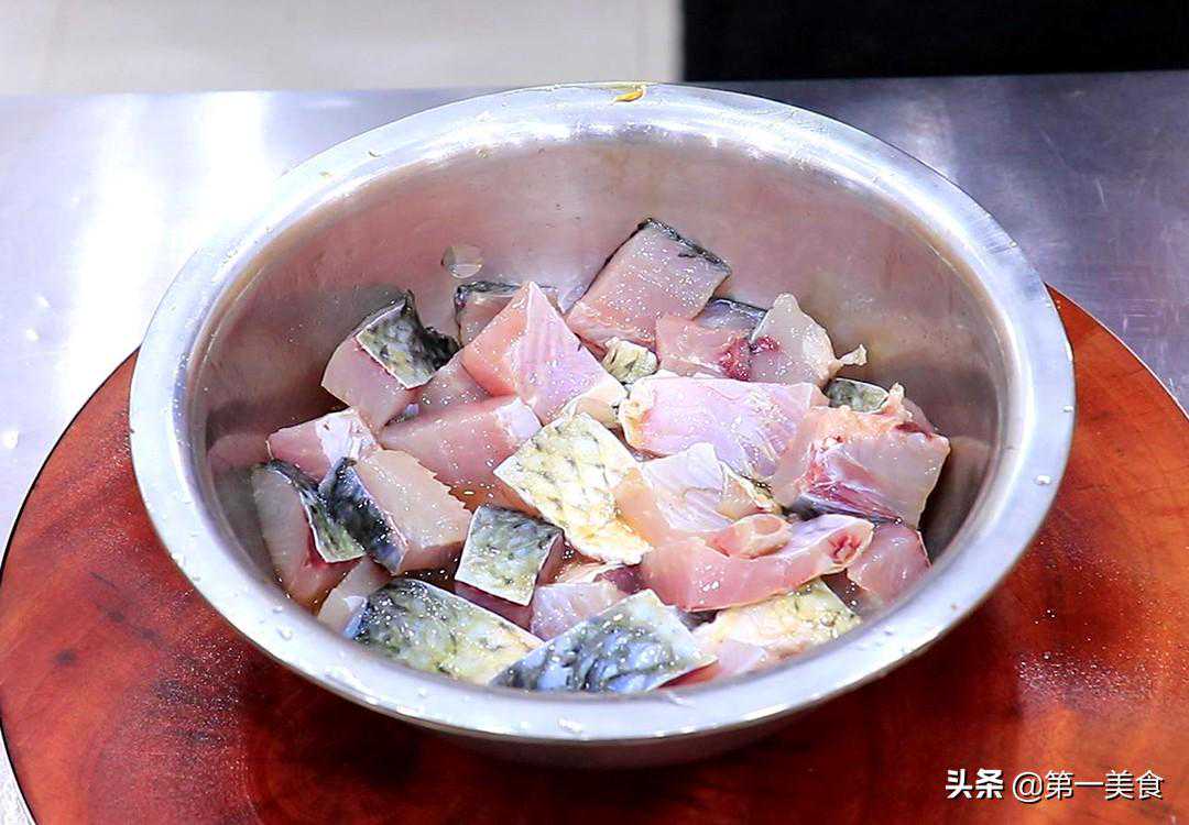 这才是干锅鱼的正确做法，厨师长分享做法，咸香入味，越吃越上瘾