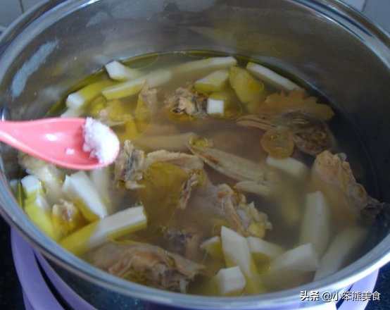 味道鲜美&汤水十分清甜的椰子煲鸡，包你吃过后回味无穷