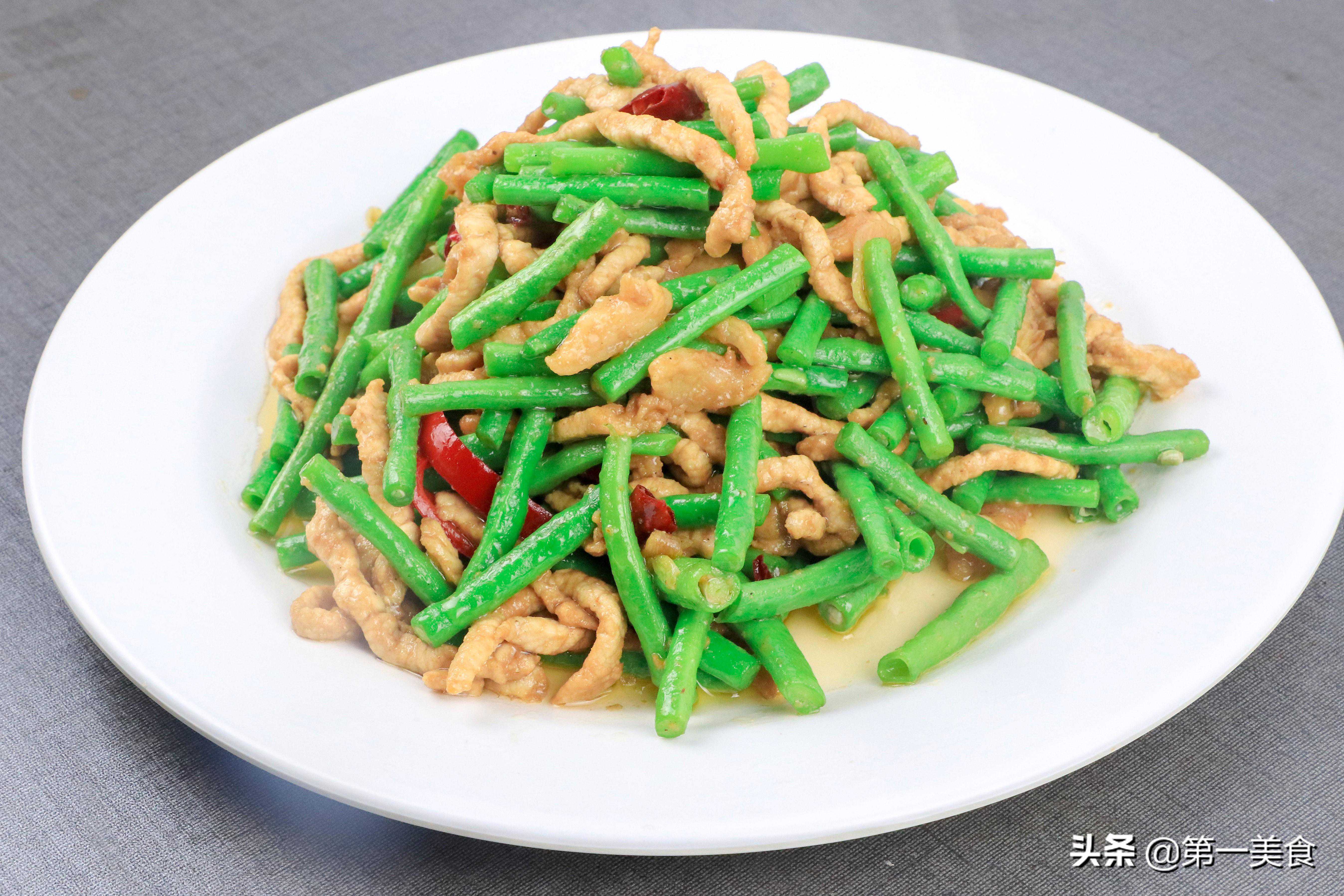 厨师长教你一道小炒菜“豆角炒肉”，学会这个技巧，肉丝换嫩入味