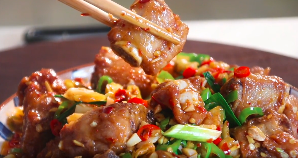 湘妹子教你做小炒排骨，排骨的经典做法，鲜香味美，好吃又入味