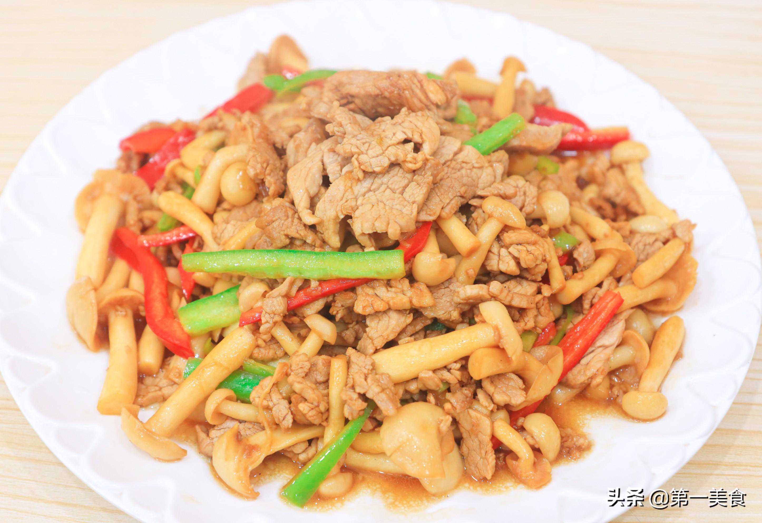这才是地道的家常下饭小炒，厨师长做的白玉菇炒肉片，鲜香入味