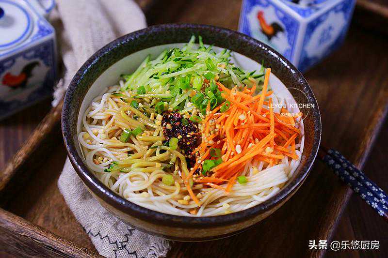 天热，不想做饭，凉面省事贴心，十几分钟上桌，香味远远就能闻到