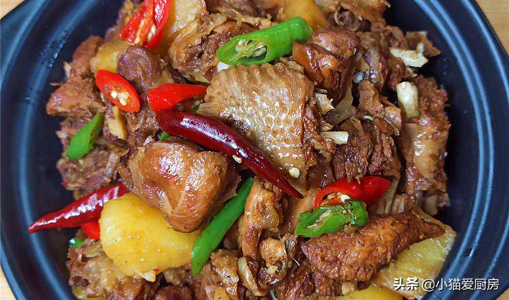 家常红烧鸡肉烧土豆，土豆吸收了鸡肉的香味，太下饭了，特别解馋