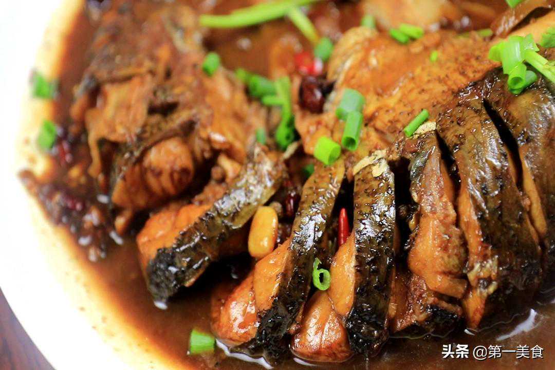 三斤草鱼配一斤五花肉，用啤酒直接炖，一道菜过上大鱼大肉的生活