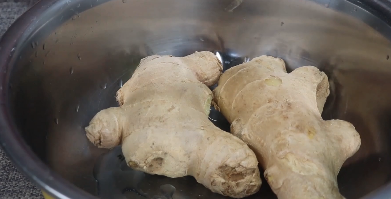 经常腰酸背痛不用愁，村里爷爷教我醋泡姜，几片生姜作用太厉害了