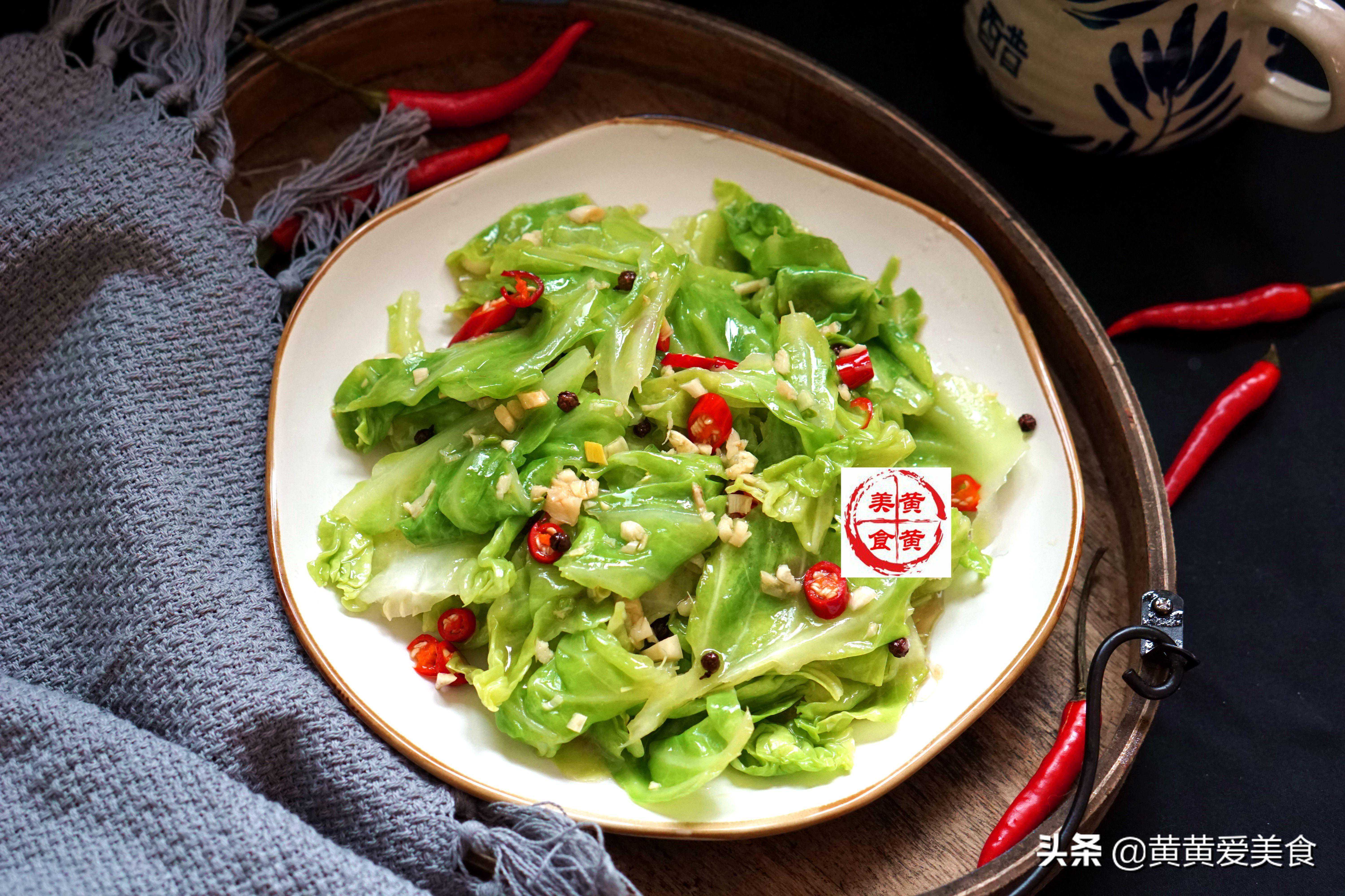凉拌甘蓝时，直接用刀切是大错特错的，多这一步，脆爽又入味