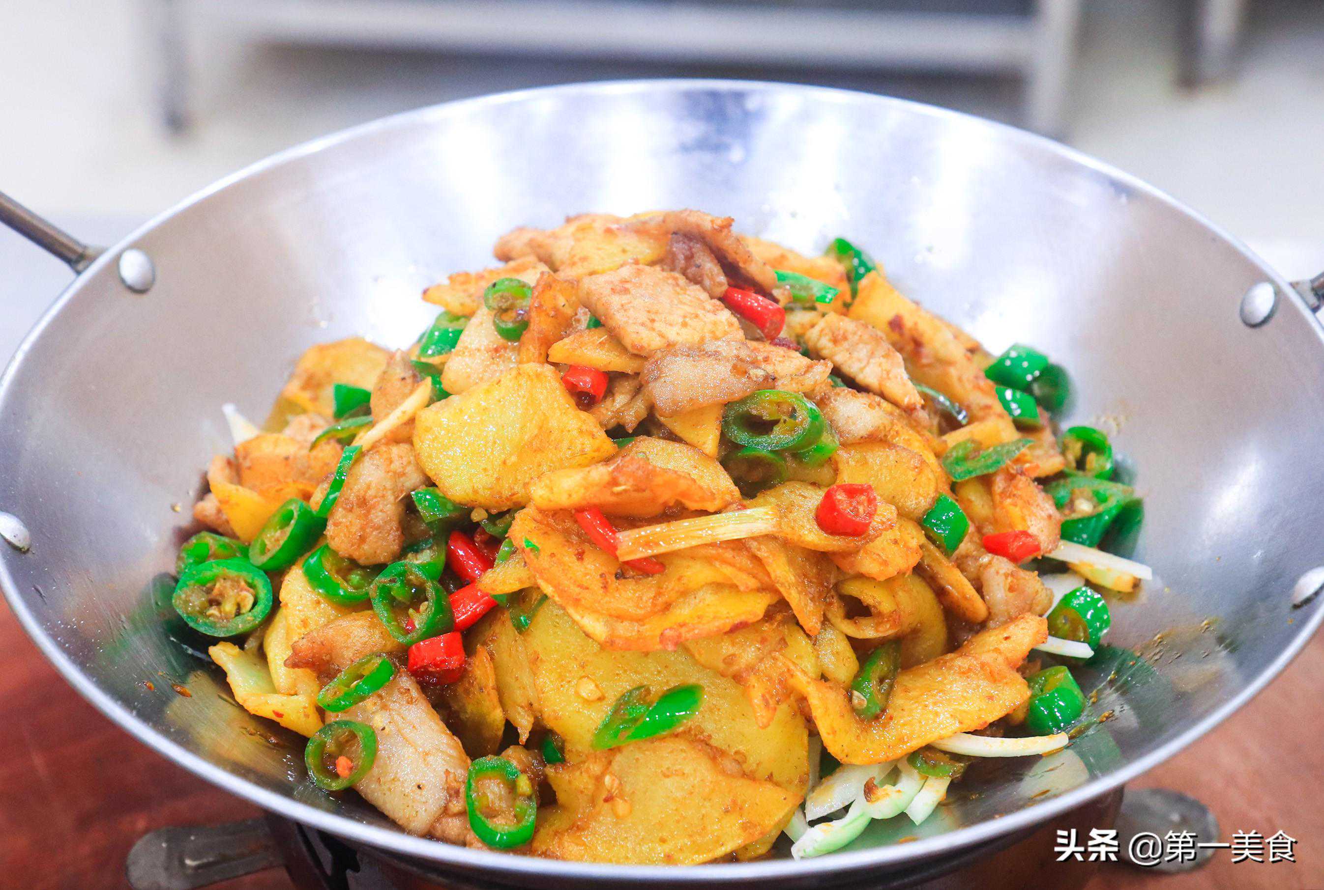 地道的“干锅土豆片”，厨师长用这个做法，3分钟就能做一锅
