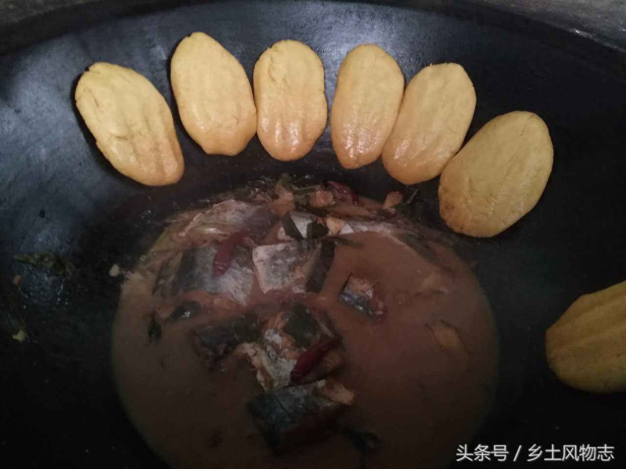 用大锅炖鲅鱼贴玉米面饼子，这绝妙的搭配好吃到爆，都说没吃够