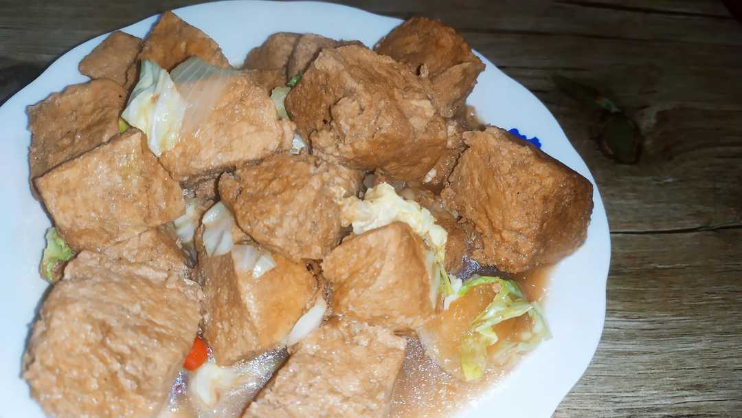 麻辣鲜香的红烧冻豆腐，还有一丝丝回甘，吃起来美味极了