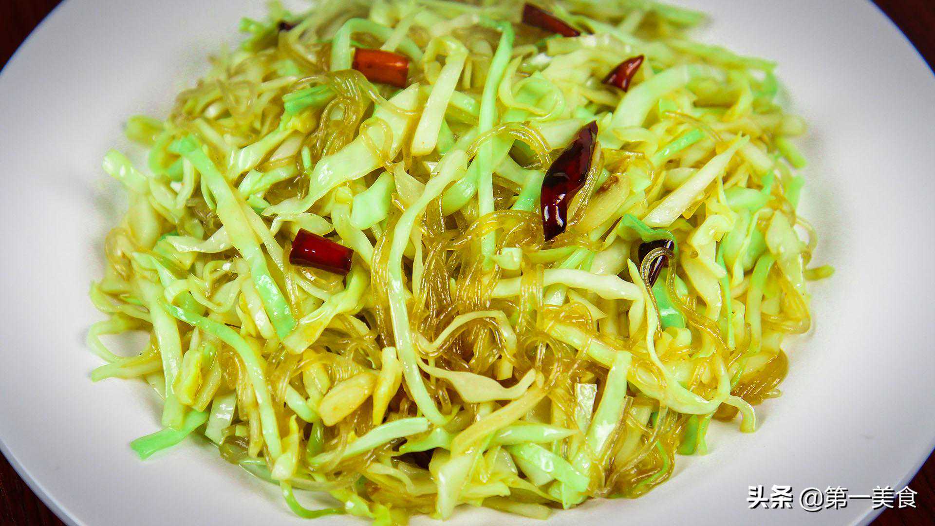 包菜炒粉条最接地气做法，操作简单，不放一点肉，下饭就是香