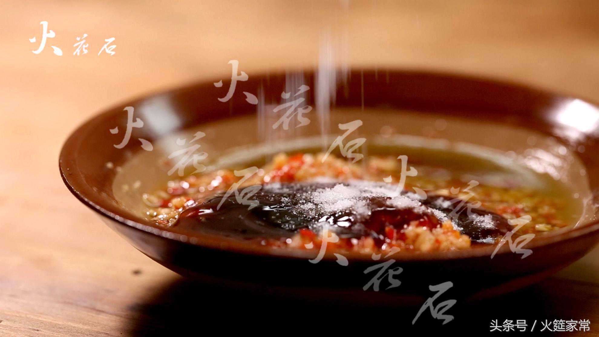 白肉卷起来，配上这个万能调味汁，怎么也要多吃一碗米饭