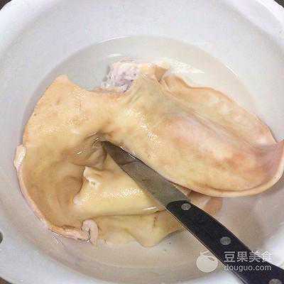 凉拌猪耳朵 先卤后拌