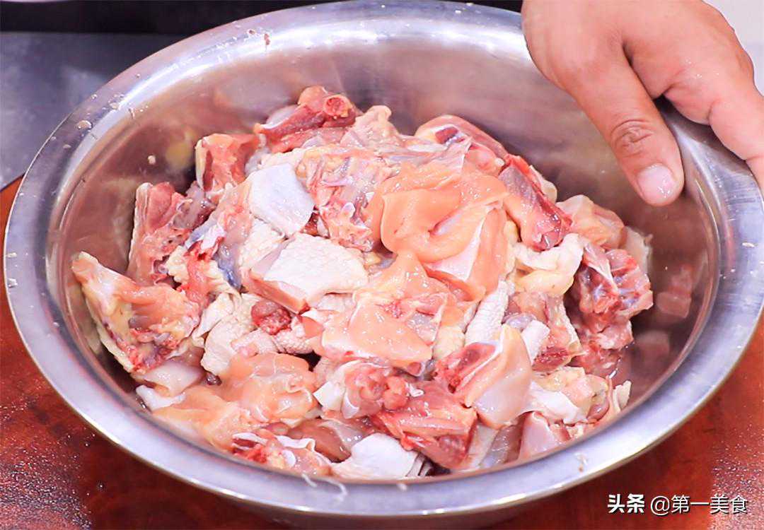 最简单又好吃的焖扒鸡，鸡块直接上锅蒸，学会腌制技巧，鲜嫩滑口