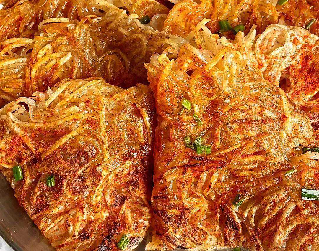 小嫂子分享的土豆丝饼做法，外酥里嫩，营养好吃不油腻，简单易学