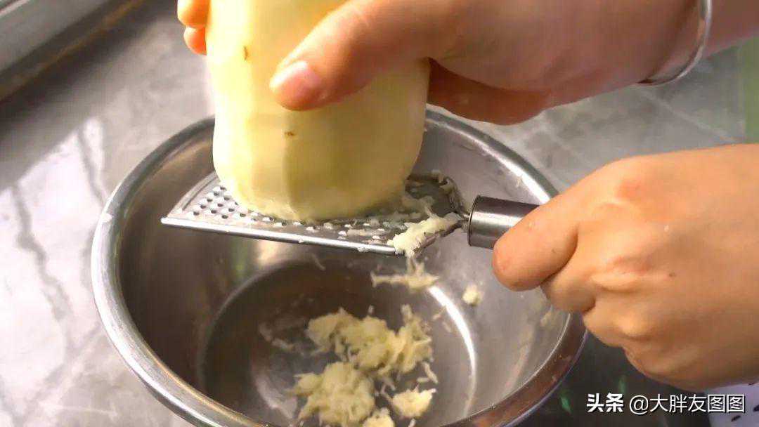 一个土豆，一撮盐，教你做出香掉牙的纯土豆煎饼