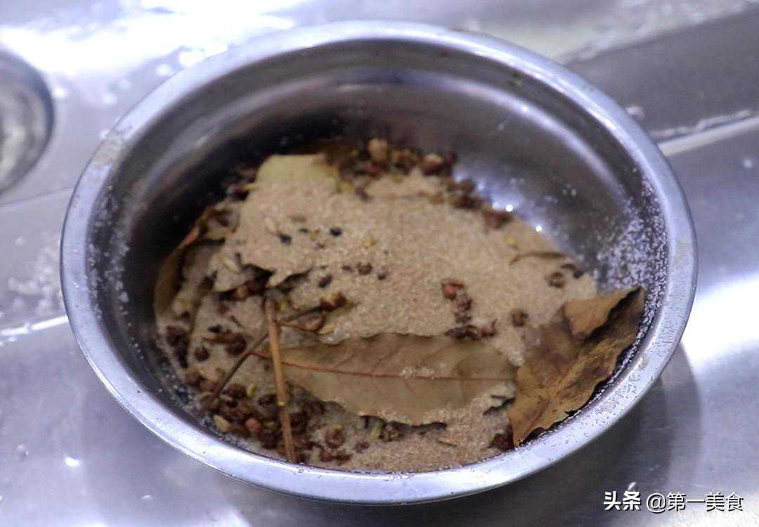 想吃盐水鸭自己在家就能做，皮脆肉嫩，咸香入味，做法其实很简单