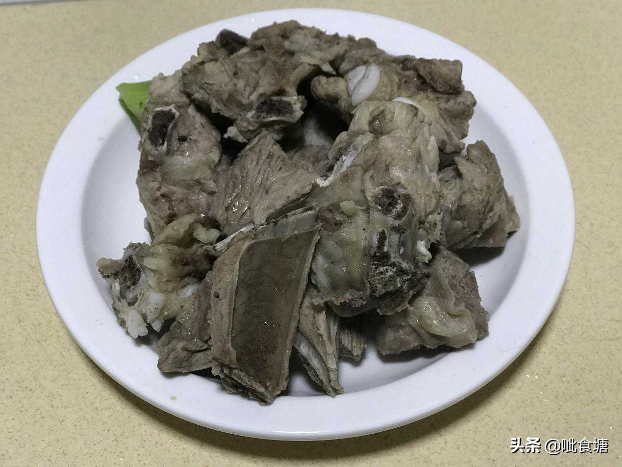 土豆烧排骨，这道家常菜味道不普通，做法很简单，味美超下饭