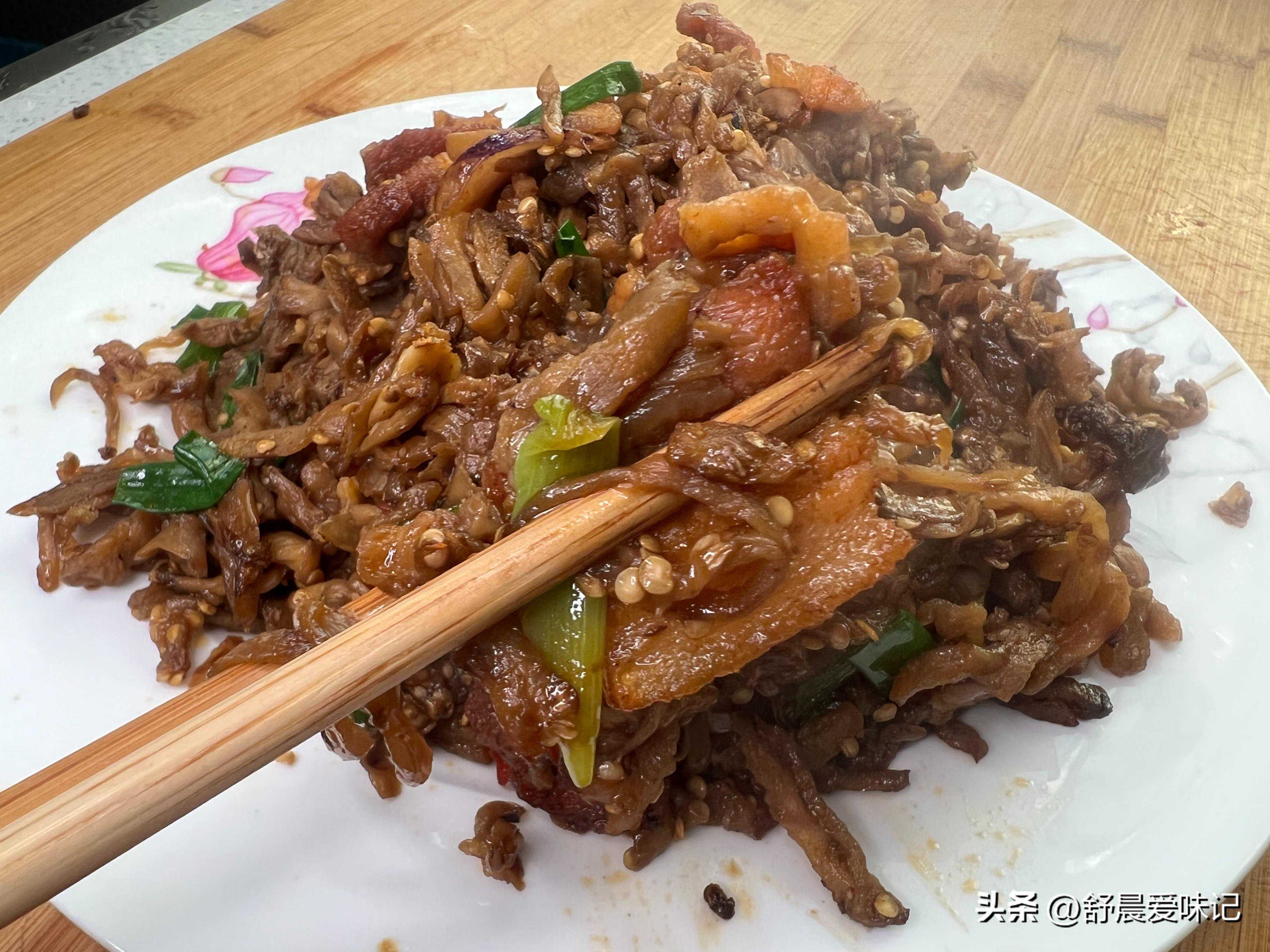 茄子丝用开水泡发，加五花肉炒一炒，五花肉干香不油腻，超下饭