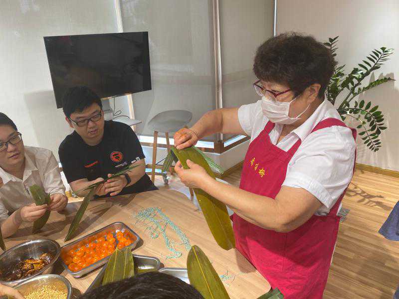 三角粽、枕头粽、小脚粽；咸粽、甜粽、枧水粽……这些粽子都亮相了，选哪款？
