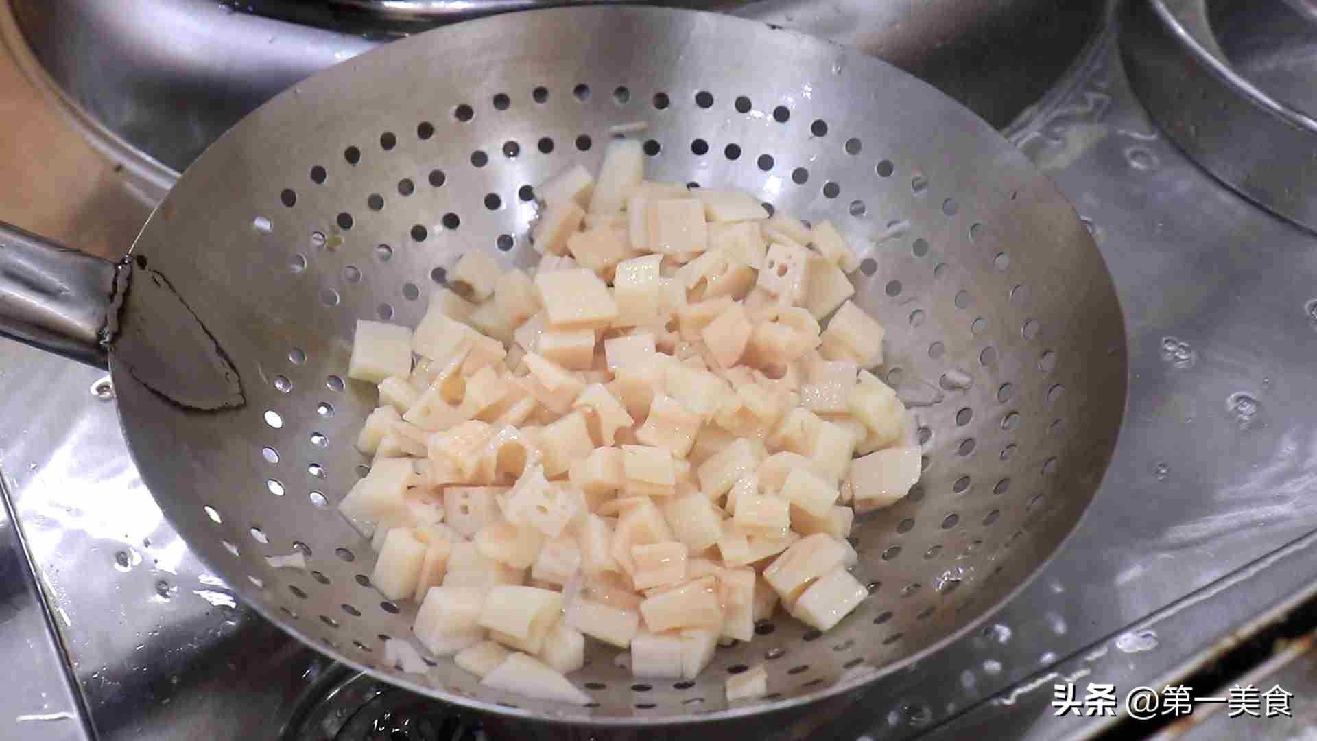 炒莲藕需要先焯水吗？厨师长分享饭店专业教程，清脆爽口不发黑