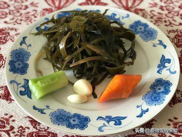 肉丝炒海带，海带不仅可以凉拌，还可以炒着吃，加一味调料真下饭