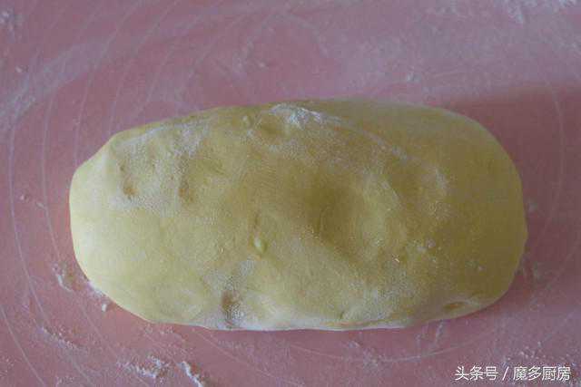 妈妈把南瓜和紫薯揉进面粉里，做出了向日葵馒头，孩子看了直拍手