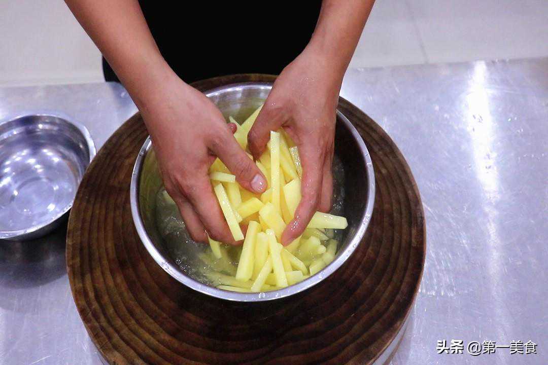 教你在家炸薯条，三块钱的成本炸一盆，酥脆可口，再也不用买着吃