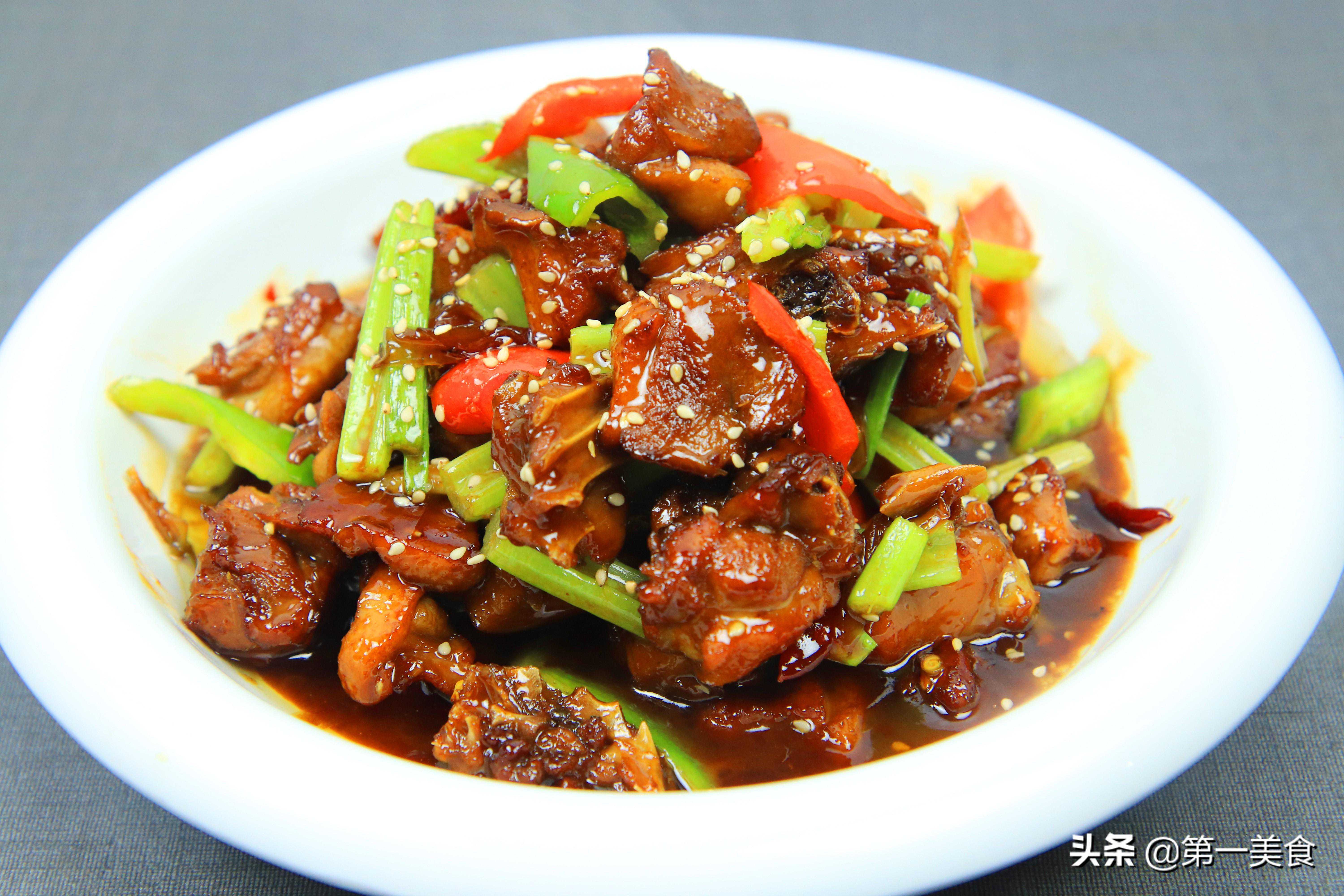 一罐啤酒，半只鸭子，做法据说源自清朝，鸭肉不柴不腥，咸香入味