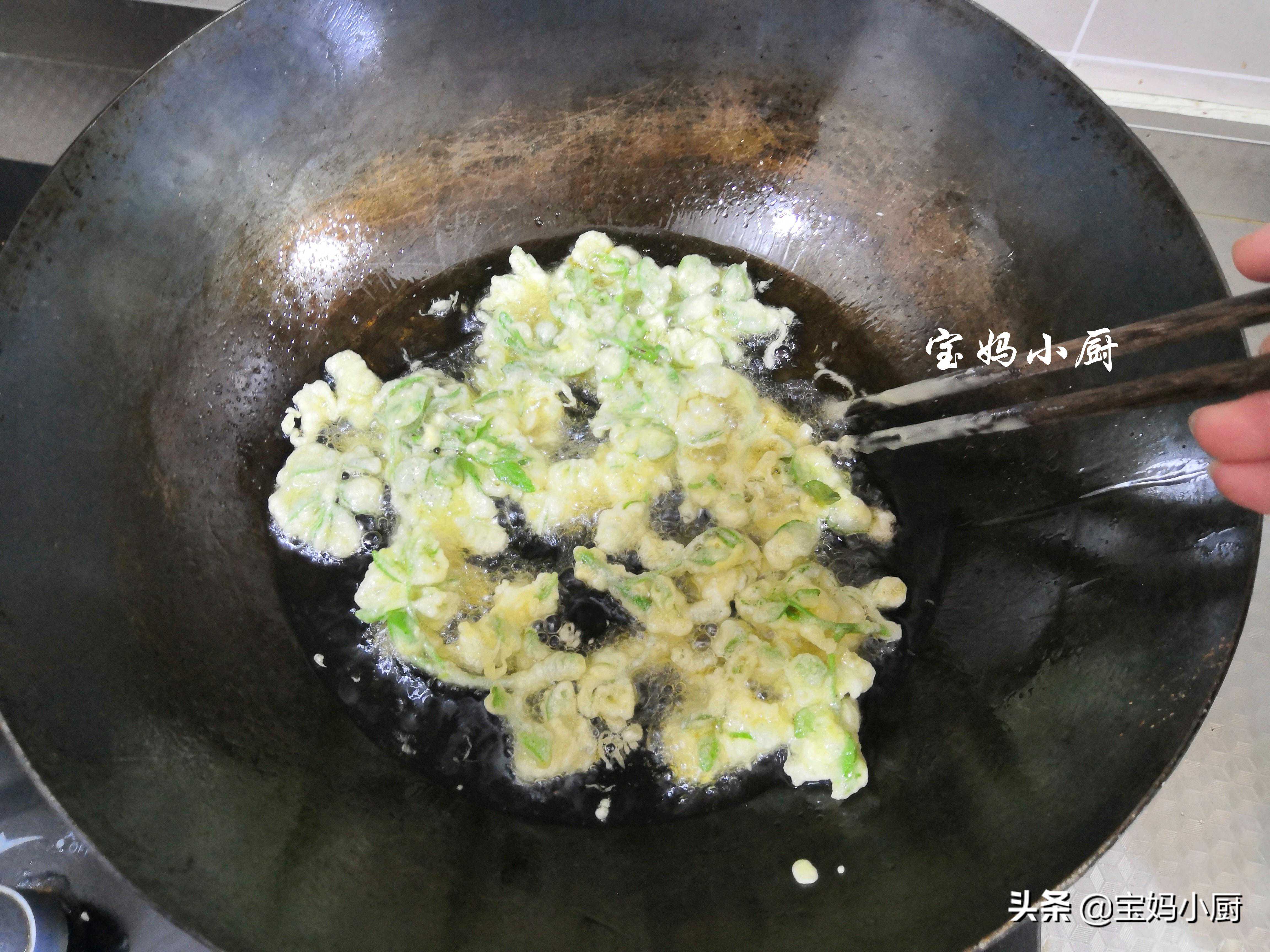炸花椒叶，调糊是好吃的关键，此方法，又酥又脆，零食下酒都极佳
