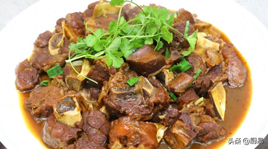 冬天买羊肉，要分清“前腿肉”和“后腿肉”差别挺大，搞懂再花钱
