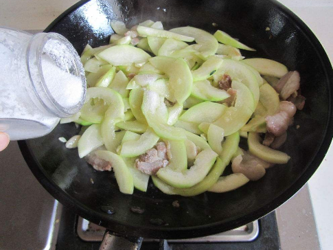 这道青南瓜炒肉片，让你感受南瓜的鲜嫩清脆，肉片的稚嫩口感