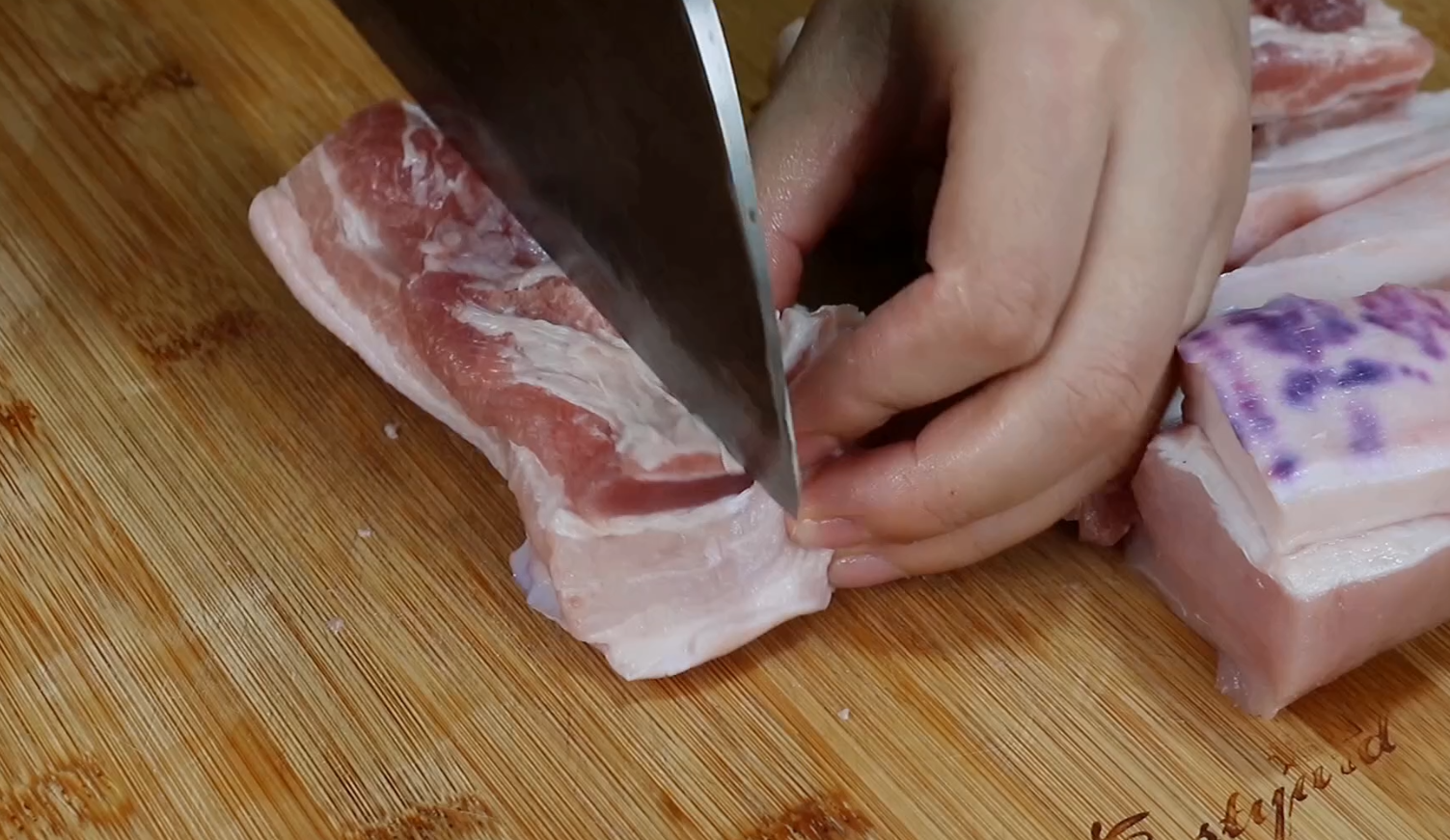 五花肉最好吃做法，比红烧肉简单，比扣肉还香，家人吃了都点赞