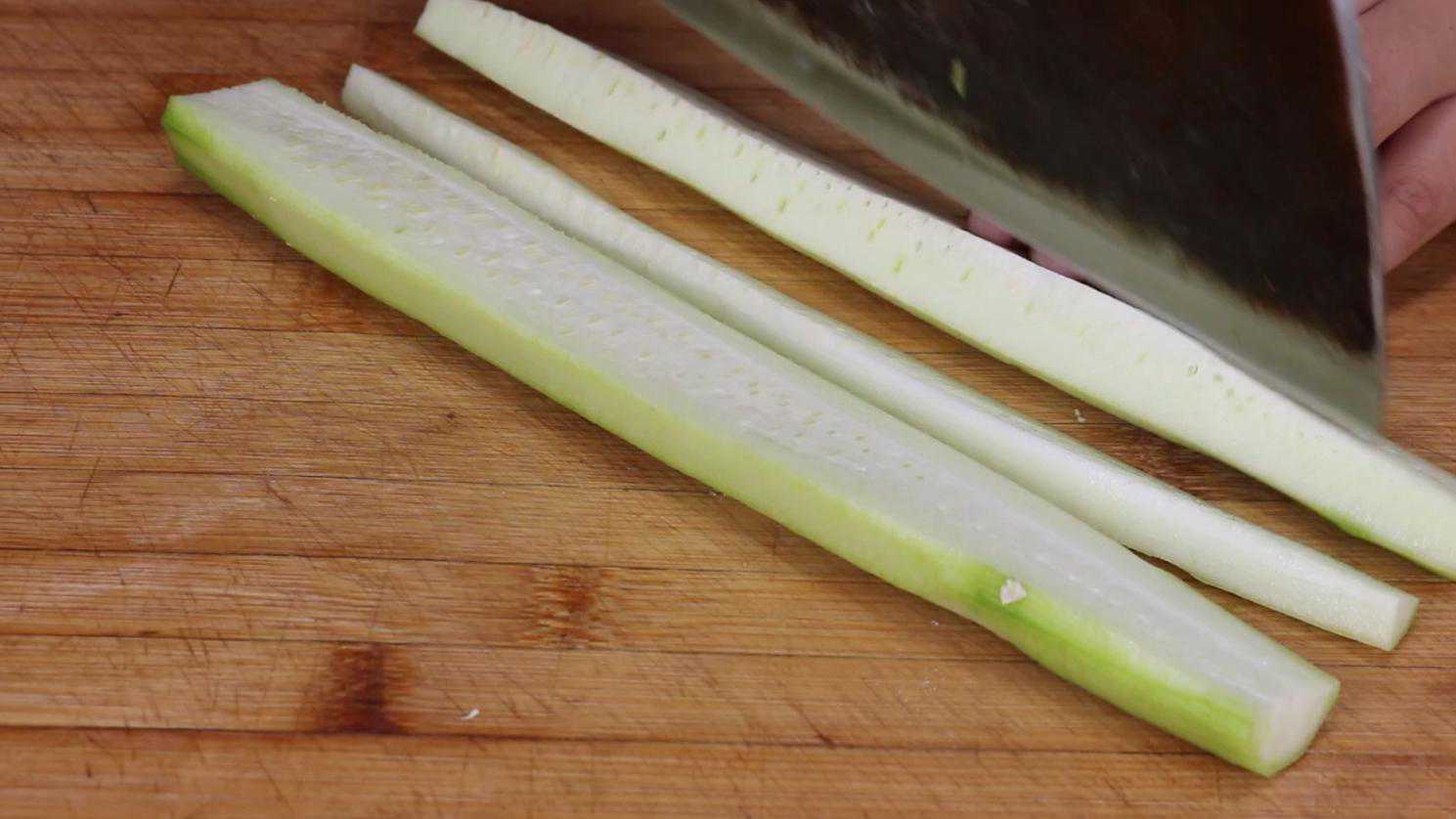豆腐不要炒着吃了，加2根丝瓜，一锅做20个，看着都流口水