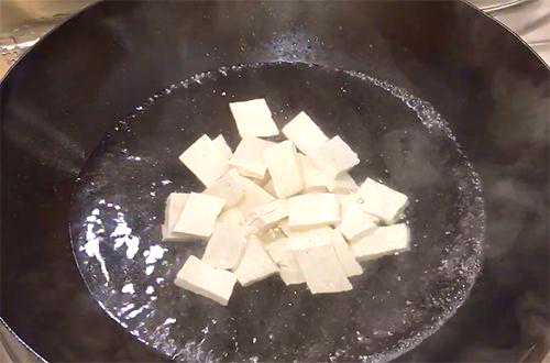 丝瓜烧豆腐，这道菜清淡适口、营养丰富，日常居家烹饪非常简便
