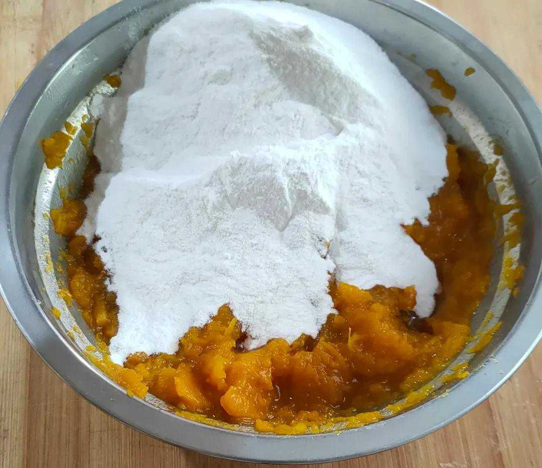 香甜软糯的南瓜糯米饼的家常做法，大人小孩都爱吃，一上桌就吃光