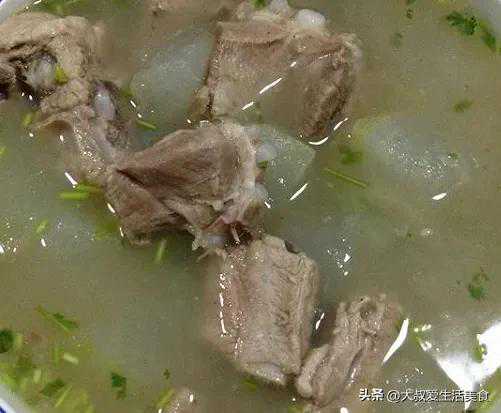 冬瓜炖排骨这样做真是太好吃了，排骨鲜嫩汤浓肉香，营养又丰富